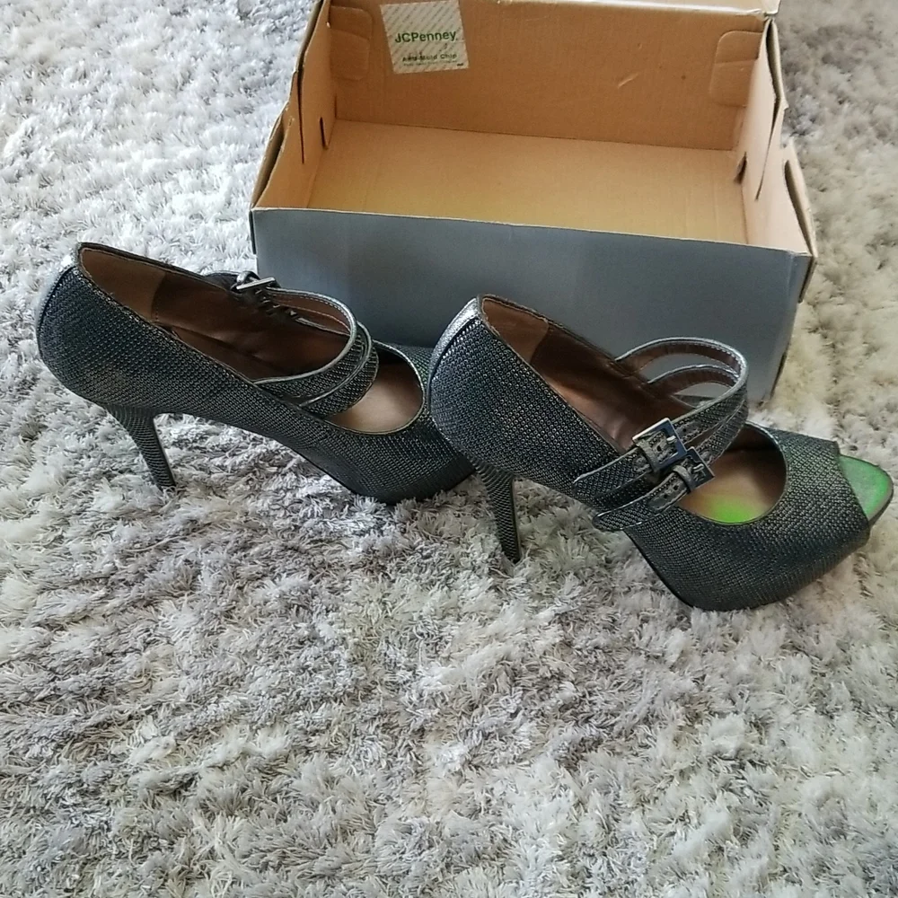 Shoes - Picture 2 of 4